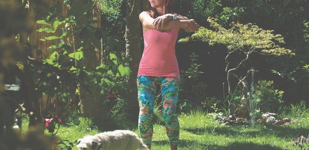 Utkatasana met de handen naar de ellebogen. Utkatasana met de handen naar de ellebogen