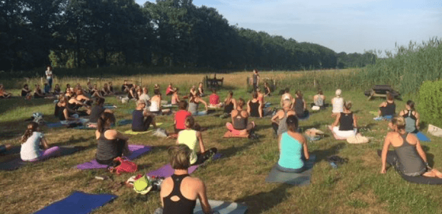 Wereld Yoga Dag SunSet Flow op Landgoed van Natuurmonumenten