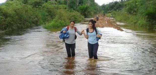 Met Alexandra door de modder en de regen op weg van Sintang naar Tembak Op weg van Sintang naar Tembak