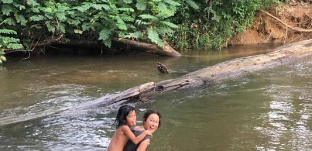 Spelen met de kinderen van het regenwoud Spelen met de kinderen van het regenwoud