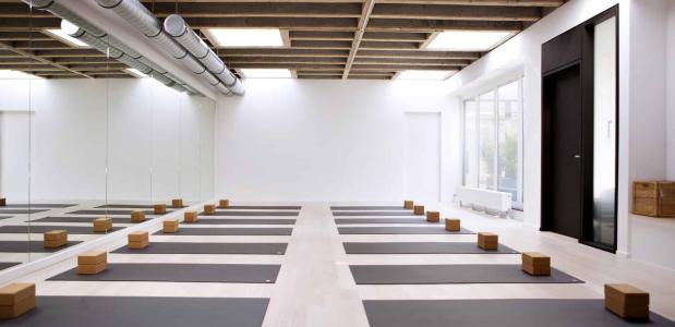 Yogazaal klaar met yogamatten. Foto Yoga Room