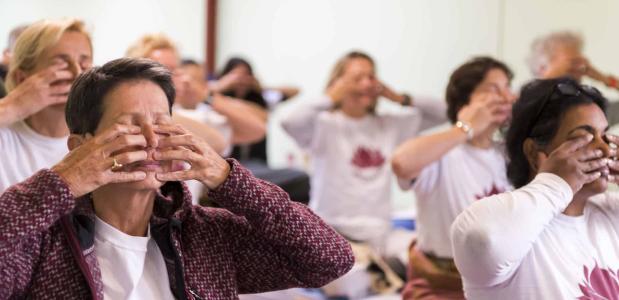 Bron: Arhanta Yoga Ashrams blog ademhaling feestdagen rust kalm stress yoga international magazine