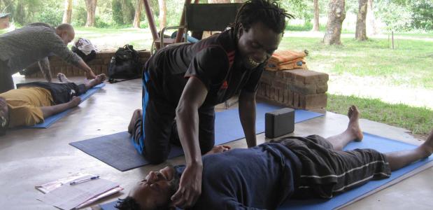 Kidsyoga in Tanzania. © Femmy Brug