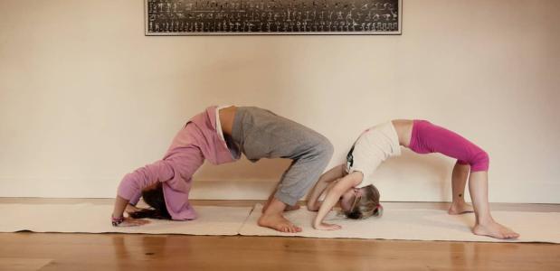 Vrolijke yoga en meditatieoefeningen in Kinderbuik&co