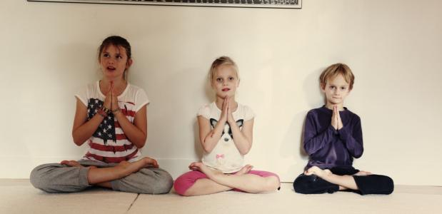 Vrolijke yoga en meditatieoefeningen in Kinderbuik&co
