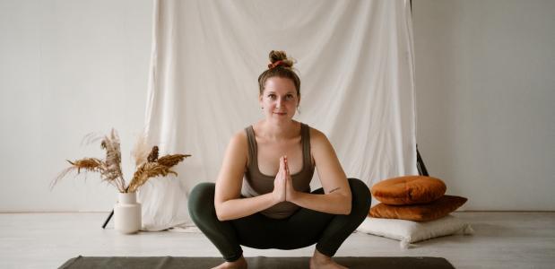 Laura de online yoga juf