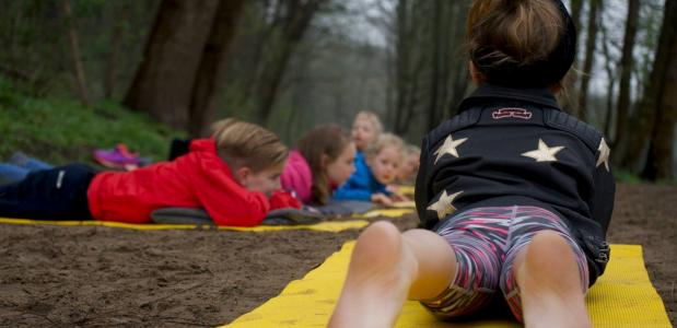 Buiten-Yoga ook voor kinderen