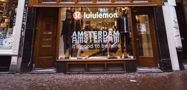 Yoga-ambassadeur Baron Baptiste gaf flow sessie bij opening Lululemon winkel Amsterdam afgelopen maand.