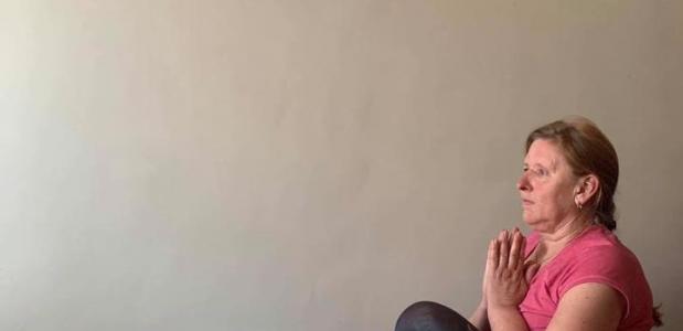 Hilde beoefent yoga thuis