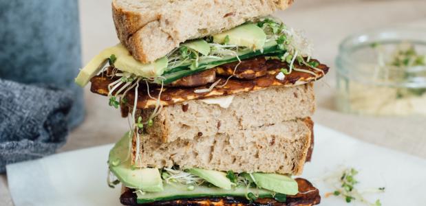 Tempeh bacon sandwich - Lisa Goes Vegan