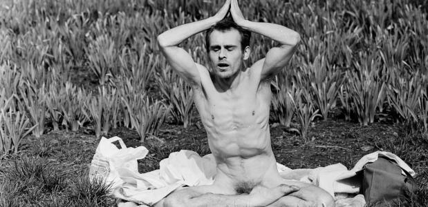 ‘Naakte yogai in Vondelpark’, 20 maart 1974, Rob Mieremet / Anefo. Fotocollectie Nationaal Archief