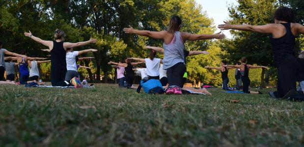 Een yogacursus in het park