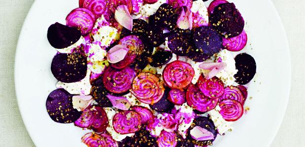 Salade van biet, wrongel en rozen. Gather - Gill Meller Gather, haal culinaire inspiratie uit het bos de boomgaard, haven, hei, kust en meer