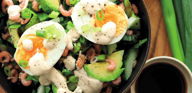 Paksoi met Hollandse garnalen, avocado, zachtgekookt ei & misocrème yoga eten salade makkelijk gezond kookboek