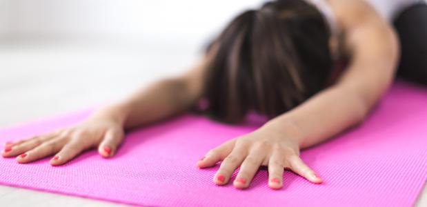 yoga ongesteld menstruatie houdingen routine pijn 