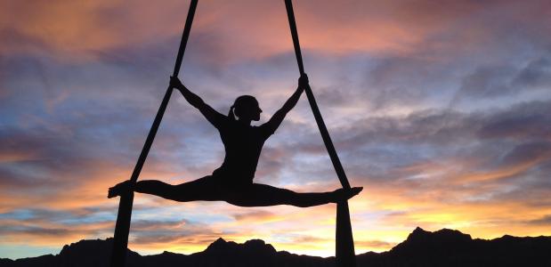 Karu sessie Moderator Ondersteboven en achterstevoren: yoga in de lucht | Yoga International