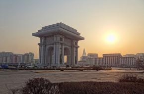 Foto: Triomfboog in Pyongyang. Foto van Bjørn Christian Tørrissen via wikimedia commons.