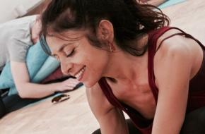 Veda Ela tijdens een les restorative yoga. Foto Veda Ela