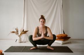 Laura de online yoga juf