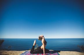 Waarom fysiotherapeuten steeds vaker yoga aanraden
