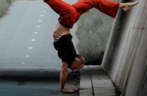 Bart heeft een eigen yogastudio in Leeuwarden. Foto van Israel Gil via Unsplash