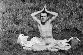 ‘Naakte yogai in Vondelpark’, 20 maart 1974, Rob Mieremet / Anefo. Fotocollectie Nationaal Archief