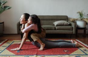 Yoga met de kinderen. Foto van Ketut Subiyanto via Pexels