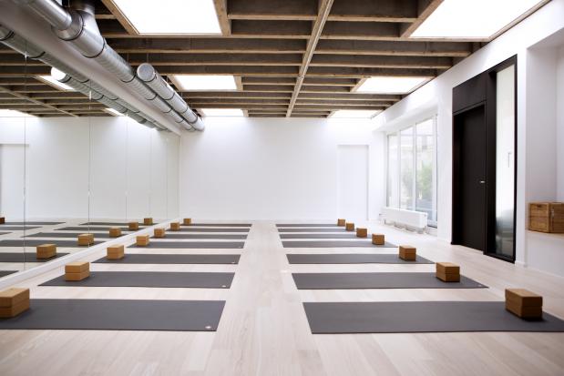 Yogazaal klaar met yogamatten. Foto Yoga Room